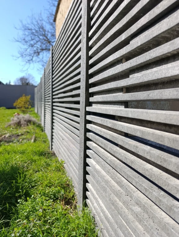 Průhledový betonový plot